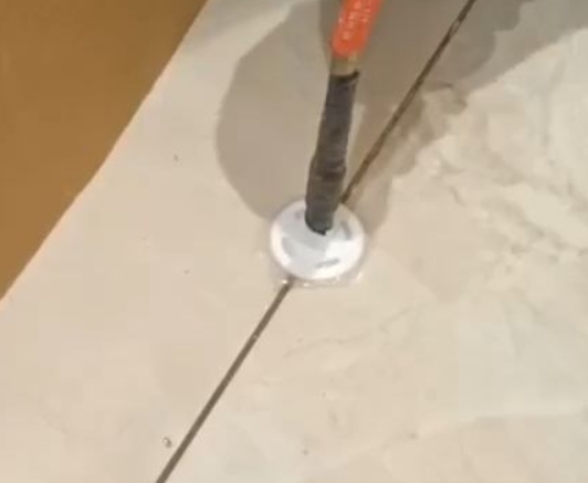 湖北瓷砖空鼓维修公司专业解答瓷砖在铺贴过程中，如果没有涂抹均匀到位的粘结材料（如水泥砂浆或瓷砖胶），可能会导致以下问题