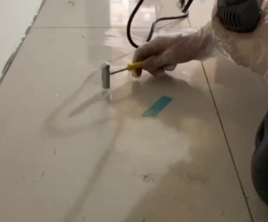 湖北瓷砖开裂维修公司专业分享瓷砖在铺贴前如果没有沥干水分，将会导致以下问题